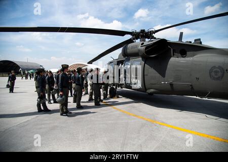 Les pilotes d'hélicoptères de la police nationale colombienne inspectent l'un des nouveaux hélicoptères UH60 Black Hawk lors d'un événement à la base aérienne CATAM à Bogota, Wher Banque D'Images