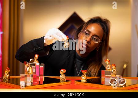 EDITORIAL UTILISEZ UNIQUEMENT « The Toblerone Vault » dans un faux magasin de bijoux à Mayfair où les visiteurs ont la chance d'essayer les tout nouveaux « Truffles » en forme de diamant en cassant un code pour entrer dans un coffre sécurisé. Date de la photo : jeudi 28 septembre 2023. Banque D'Images