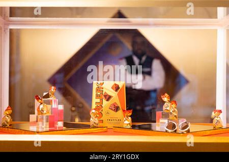 EDITORIAL UTILISEZ UNIQUEMENT « The Toblerone Vault » dans un faux magasin de bijoux à Mayfair où les visiteurs ont la chance d'essayer les tout nouveaux « Truffles » en forme de diamant en cassant un code pour entrer dans un coffre sécurisé. Date de la photo : jeudi 28 septembre 2023. Banque D'Images