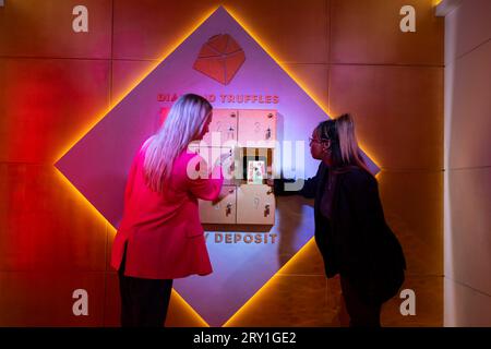 EDITORIAL UTILISEZ UNIQUEMENT « The Toblerone Vault » dans un faux magasin de bijoux à Mayfair où les visiteurs ont la chance d'essayer les tout nouveaux « Truffles » en forme de diamant en cassant un code pour entrer dans un coffre sécurisé. Date de la photo : jeudi 28 septembre 2023. Banque D'Images