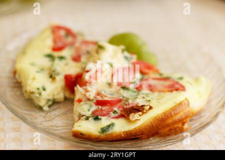 délicieux omelette savoureuse à la tomate et aux légumes verts pour le déjeuner Banque D'Images