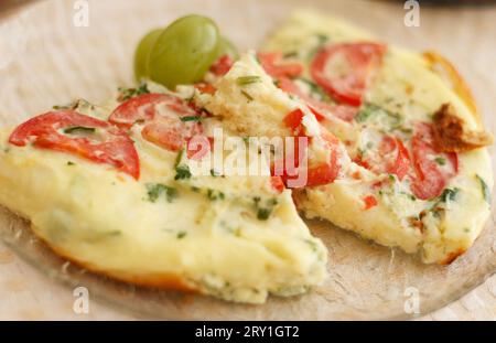 délicieux magnifique omelette tesy avec des légumes verts pour le petit déjeuner Banque D'Images