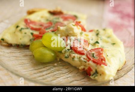 omelette savoureuse et magnifique avec des légumes verts pour le petit déjeuner Banque D'Images