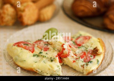 délicieuse omelette savoureuse et savoureuse avec des légumes verts et des pâtisseries pour le dîner Banque D'Images