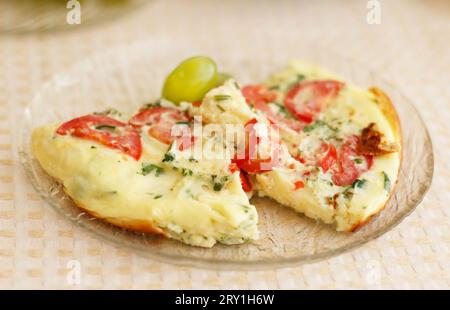 délicieux omelette savoureuse à la tomate et aux légumes verts pour le déjeuner Banque D'Images