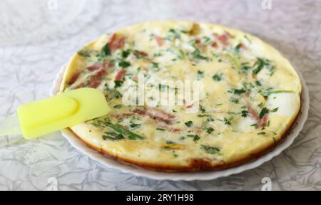 omelette savoureuse avec légumes verts et saucisses pour le petit déjeuner Banque D'Images