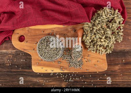 Graines de gombo, grande quantité de graines de gombo bio. Détail des graines de gombo séchées. Ambrette Seed Background (Abelmoschus moschatus). Banque D'Images