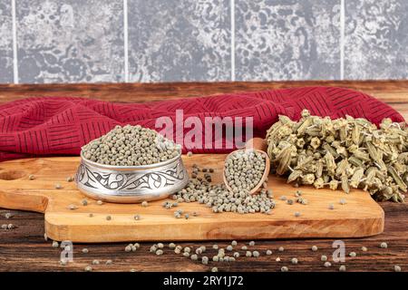 Graines de gombo, grande quantité de graines de gombo bio. Détail des graines de gombo séchées. Ambrette Seed Background (Abelmoschus moschatus). Banque D'Images