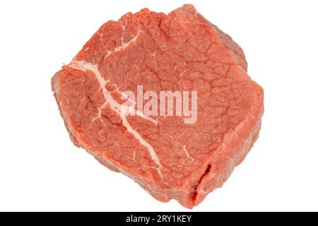 Tranche ronde de bœuf isolée sur fond blanc. Bœuf cru rond avec des herbes et des épices Banque D'Images