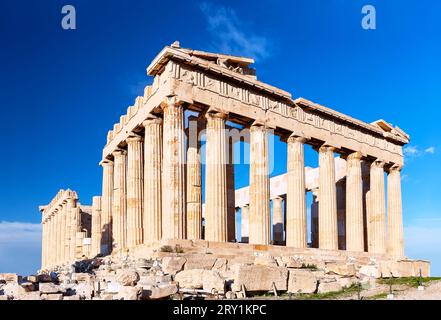 Temple de Parthénon en journée ensoleillée. Acropole à Athènes, Grèce. Le Parthénon est un temple sur l'Acropole athénienne de Grèce, dédié à la déesse à Banque D'Images