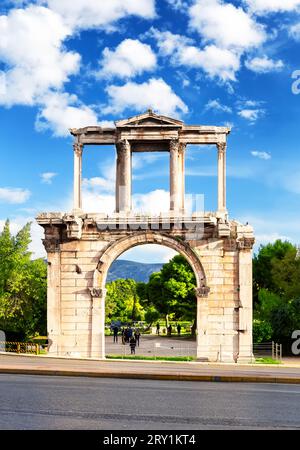 Arc d'Hadrien connu sous le nom de porte d'Hadrien comme porte d'entrée au Temple de Zeus Olympien à Athènes, Grèce. L'Arc d'Hadrien est situé dans le centre d'Athen Banque D'Images