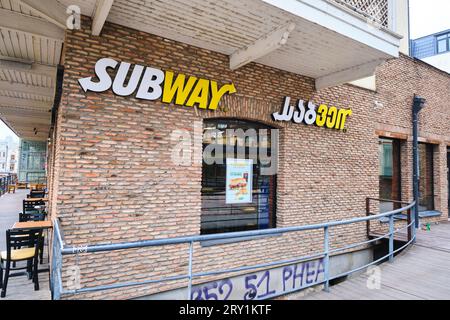 Le signe pour Subway, la franchise américaine de fast-food. Le panneau est en anglais et en géorgien. A Tbilissi, Géorgie, Europe. Banque D'Images