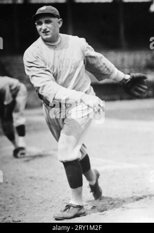 Carl Mays, lanceur, Yankees de New York, 1922 Carl William Mays (1891-1971) était un lanceur droitier pour les Red Sox de Boston, les Yankees de New York, les Reds de Cincinnati et les Giants de New York. C'était un "sous-marinier", jetant en sourds. Banque D'Images