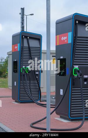 Allemagne , Berlin , 24.09.2023 , colonnes de charge pour voitures E de Eon Banque D'Images