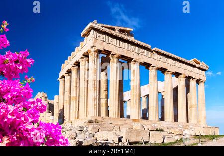 Temple de Parthénon en journée ensoleillée. Acropole à Athènes, Grèce. Le Parthénon est un temple sur l'Acropole athénienne de Grèce, dédié à la déesse à Banque D'Images