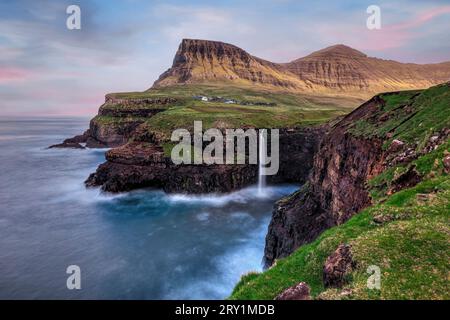 Spectaculaire cascade Mulafossur sur l'île de Vagar dans les îles Féroé Banque D'Images