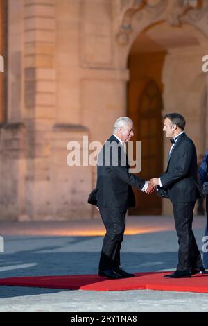 Le roi Charles III et le président français Emmanuel Macron arrivent pour assister au banquet d'État au château de Versailles, près de Paris, le 20 septembre 2023, le premier jour d'une visite d'État en France. Photo Eliot Blondet/ABACAPRESS.COM Banque D'Images