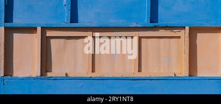 Fenêtres de cabane en bois bleu Banque D'Images
