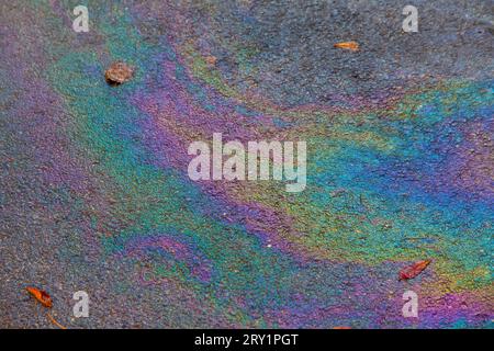 Traces de fuite de carburant sur la chaussée Banque D'Images