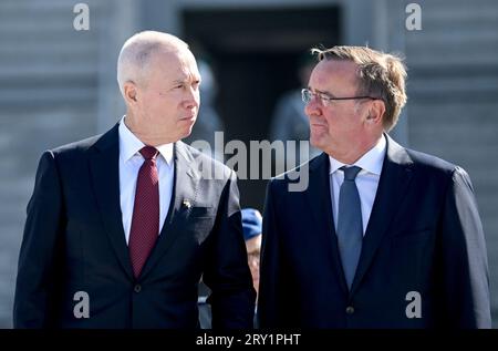 28 septembre 2023, Berlin : Boris Pistorius (SPD, r), ministre fédéral de la Défense, rencontre son homologue israélien, Joav Galant. Israël et l’Allemagne ont signé un accord sur l’achat du système israélien de défense antimissile Arrow 3 par Berlin. Photo : Britta Pedersen/dpa Banque D'Images