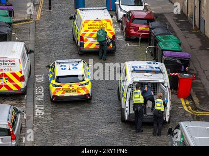 Des policiers arrêtent un homme et l'enferment dans un fourgon de police, Leith, Édimbourg, Écosse, Royaume-Uni Banque D'Images