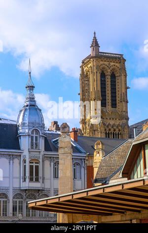 Europe, France, Grand-est, Aisne, Soissons. Architecture en centre-ville, bâtiment Belle Epoque, cathédrale et marché couvert dans le Foregr Banque D'Images