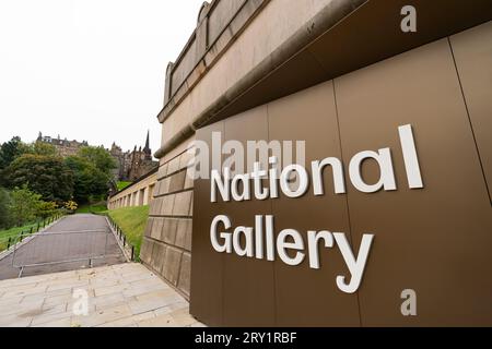 Édimbourg, Écosse, Royaume-Uni. 28 septembre 2023. La nouvelle aile de la National Gallery of Scotland, est officiellement inaugurée aujourd'hui par Angus Robertson MSP accompagné du directeur général des Scottish National Galleries Sir John Leighton. La nouvelle extension ouvre après plusieurs années de construction problématique et de dépassements de coûts. La galerie présente l'art écossais du milieu du 19e siècle au 20e siècle. Photo ; vue générale de l'extérieur de la nouvelle entrée de la galerie. Iain Masterton/Alamy Live News Banque D'Images