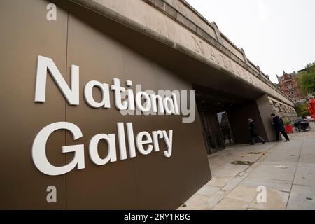 Édimbourg, Écosse, Royaume-Uni. 28 septembre 2023. La nouvelle aile de la National Gallery of Scotland, est officiellement inaugurée aujourd'hui par Angus Robertson MSP accompagné du directeur général des Scottish National Galleries Sir John Leighton. La nouvelle extension ouvre après plusieurs années de construction problématique et de dépassements de coûts. La galerie présente l'art écossais du milieu du 19e siècle au 20e siècle. Photo ; vue générale de l'extérieur de la nouvelle entrée de la galerie. Iain Masterton/Alamy Live News Banque D'Images