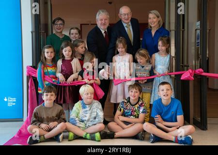 Édimbourg, Écosse, Royaume-Uni. 28 septembre 2023. La nouvelle aile de la National Gallery of Scotland, est officiellement inaugurée aujourd'hui par Angus Robertson MSP accompagné du directeur général des Scottish National Galleries Sir John Leighton. La nouvelle extension ouvre après plusieurs années de construction problématique et de dépassements de coûts. La galerie présente l'art écossais du milieu du 19e siècle au 20e siècle. Pic ; Angus Robertson coupe le ruban à l'entrée de la nouvelle galerie. Iain Masterton/Alamy Live News Banque D'Images