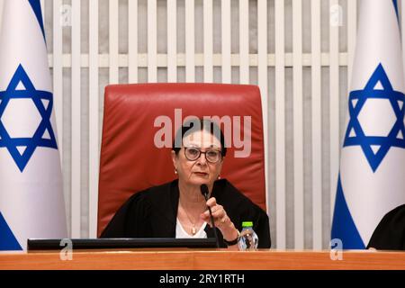 La présidente de la Cour suprême israélienne Esther Hayut et les juges se réunissent pour entendre les pétitions contre la loi qui empêche la Cour d’ordonner au Premier ministre de se récuser, dans les locaux du tribunal à Jérusalem, le jeudi 28 septembre 2023. Photo piscine par Menahem Kahana/UPI Banque D'Images