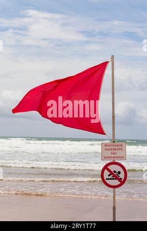 France, les Sables d'Olonne, 85, gros plan sur le drapeau rouge, baignade interdite. Banque D'Images