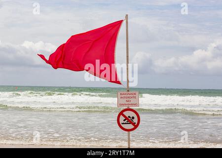 France, les Sables d'Olonne, 85, gros plan sur le drapeau rouge, baignade interdite. Banque D'Images