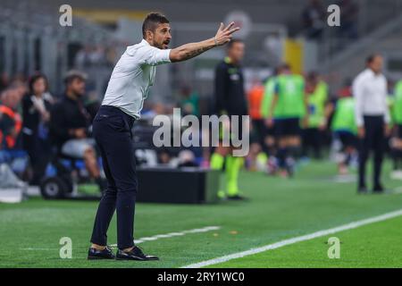 Alessio Dionisi entraîneur-chef de l'US Sassuolo crie à ses joueurs lors du match de football Serie A 2023/24 entre le FC Internazionale et l'US Sassuolo au stade Giuseppe Meazza. NOTE FINALE : Inter 1 | 2 Sassuolo Banque D'Images