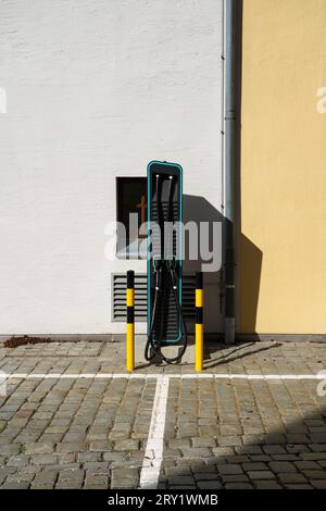 Borne de recharge pour voitures électriques dans une petite ville bavaroise Banque D'Images