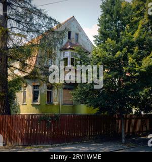 Quartier d'Amalienau à Kaliningrad. Ancienne villa de style allemand. Extérieur. Bâtiment de couleur verte. Architecture historique. Photo de haute qualité Banque D'Images