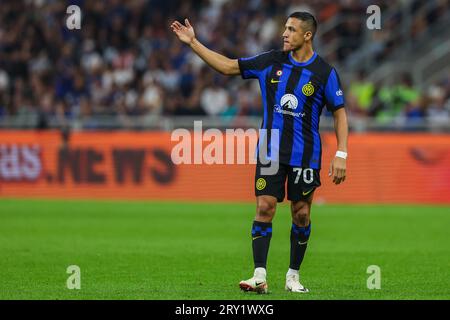 Alexis Sanchez du FC Internazionale fait des gestes lors du match de football Serie A 2023/24 entre le FC Internazionale et l'US Sassuolo au stade Giuseppe Meazza. NOTE FINALE : Inter 1 | 2 Sassuolo (photo de Fabrizio Carabelli / SOPA Images/Sipa USA) Banque D'Images