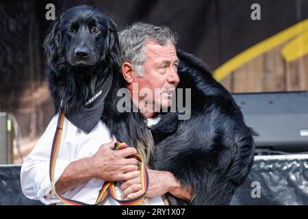 Labradoodle Doubaz, chien de service, d'assistance et de thérapie avec son compagnon humain John, Invictus Games Düsseldorf, Allemagne Banque D'Images