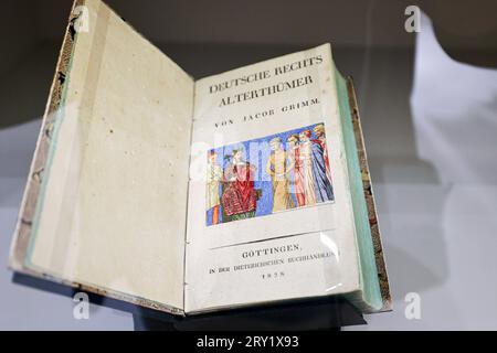 Mit der Frage von Recht und Unrecht im Maerchen befasst sich eine neue Sonderausstellung in der Grimmwelt Kassel. 28.09.2023 : Jacob Grimm, Deutsche Rechts Alterthuemer, Verlag der Dieterichschen Buchhandlung Die Besucher der Schau Akte Rumpelstilchen. Eine Spurensuche dans Maerchen und Recht vom 29. Septembre bis 14. Avril 2024 sind eingeladen, ueber Gut und Boese und das Verhaeltnis von Recht und Gerechtigkeit nachzudenken. DAS Thema wird in drei verschiedenen Kapiteln entfaltet. Siehe epd-Meldung vom 28.09.2023 USAGE ÉDITORIAL SEULEMENT *** Une nouvelle exposition spéciale dans le Grimmwelt Kassel de Banque D'Images