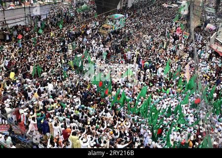 28 septembre 2023, Chittagong, Muradpur, Bangladesh : a l’occasion du Saint Eid Miladunnabi, une procession de célébration traditionnelle a eu lieu à Chittagong, Bangladesh avec la participation de millions de personnes. La 51e procession était dirigée par Awlade Rasul Allama Syed Muhammad Saber Shah (Majia) du Pakistan. Le matin, avant le début de la procession, des prières sont offertes pour la prospérité et le bien-être du pays et de la nation. En 1974, la première procession a commencé au Bangladesh sous la direction de Zaman Allama Syed Muhammad Taib Shah. (Image de crédit : © Mohammed Shajahan/ Banque D'Images