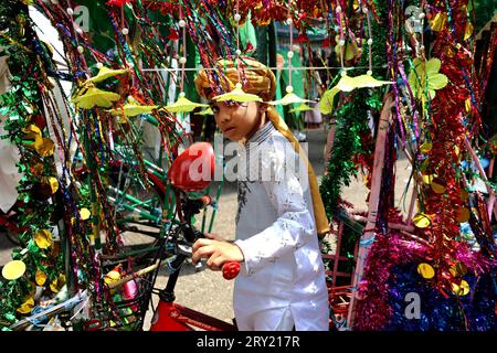 28 septembre 2023, Chittagong, Muradpur, Bangladesh : a l’occasion du Saint Eid Miladunnabi, une procession de célébration traditionnelle a eu lieu à Chittagong, Bangladesh avec la participation de millions de personnes. La 51e procession était dirigée par Awlade Rasul Allama Syed Muhammad Saber Shah (Majia) du Pakistan. Le matin, avant le début de la procession, des prières sont offertes pour la prospérité et le bien-être du pays et de la nation. En 1974, la première procession a commencé au Bangladesh sous la direction de Zaman Allama Syed Muhammad Taib Shah. (Image de crédit : © Mohammed Shajahan/ Banque D'Images