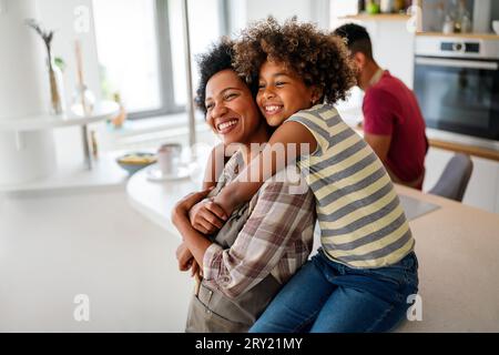 Portrait de mère africaine serrant avec sa fille, appréciant moment d'amour, s'amusant ensemble Banque D'Images