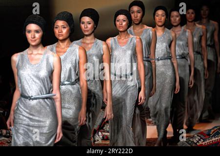 Modèles asiatiques attrayants montrant la collection sur Catwalk à elle Fashion Show, Bangkok, Thaïlande Banque D'Images