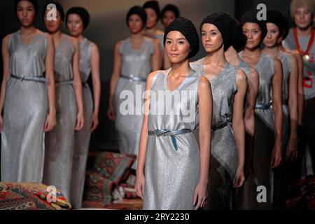 Modèles asiatiques attrayants montrant la collection sur Catwalk à elle Fashion Show, Bangkok, Thaïlande Banque D'Images