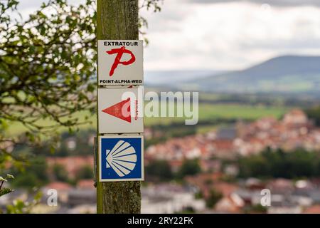 Die Wegmarkierung des point Alpha-Wanderweges zum point Alpha an der ehemaligen Grenze zwischen DDR und BRD BEI Geisa Wartburgkreis in der Rhön. *** Le balisage du sentier de randonnée point Alpha jusqu'à point Alpha, à l'ancienne frontière entre la RDA et la RFA, près de Geisa Wartburgkreis, dans les montagnes Rhön Banque D'Images