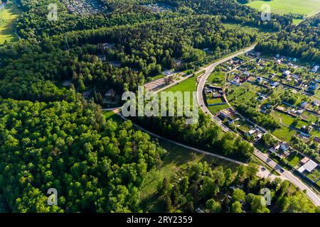 Le territoire d'un camp d'été pour enfants situé dans une zone forestière. Ancien camp de pionniers Polet dans la région de Kalouga, Russie Banque D'Images