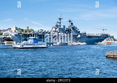 Les ferries passent devant le porte-avions américain USS Kearsarge à Stockholm, dans le port de Suède, pour des exercices militaires de l'OTAN. Photo : Rob Watkins Banque D'Images