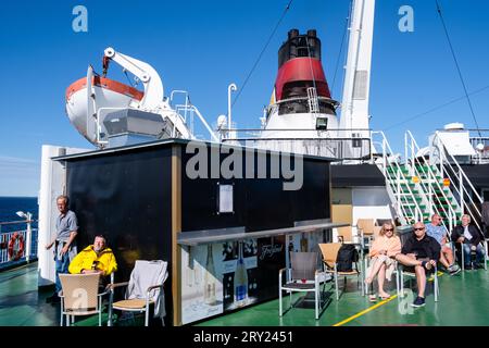 Les passagers se détendent sur le pont à bord d'un ferry Viking Line Baltic Ferry reliant Stockholm en Suède à Åland en Finlande. Photo : Rob Watkins Banque D'Images