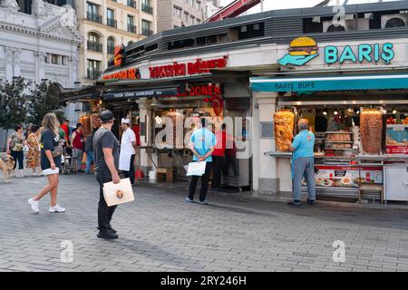 Istanbul, Turquie - 17 septembre 2023 : de nombreux restaurants de doner dans une rangée autour du quartier Taksim Istiklal Banque D'Images