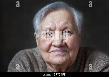 Portrait d'une femme âgée, souriante dans le studio, gros plan Banque D'Images
