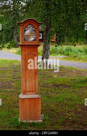 une vieille horloge au sol au milieu de la nature Banque D'Images